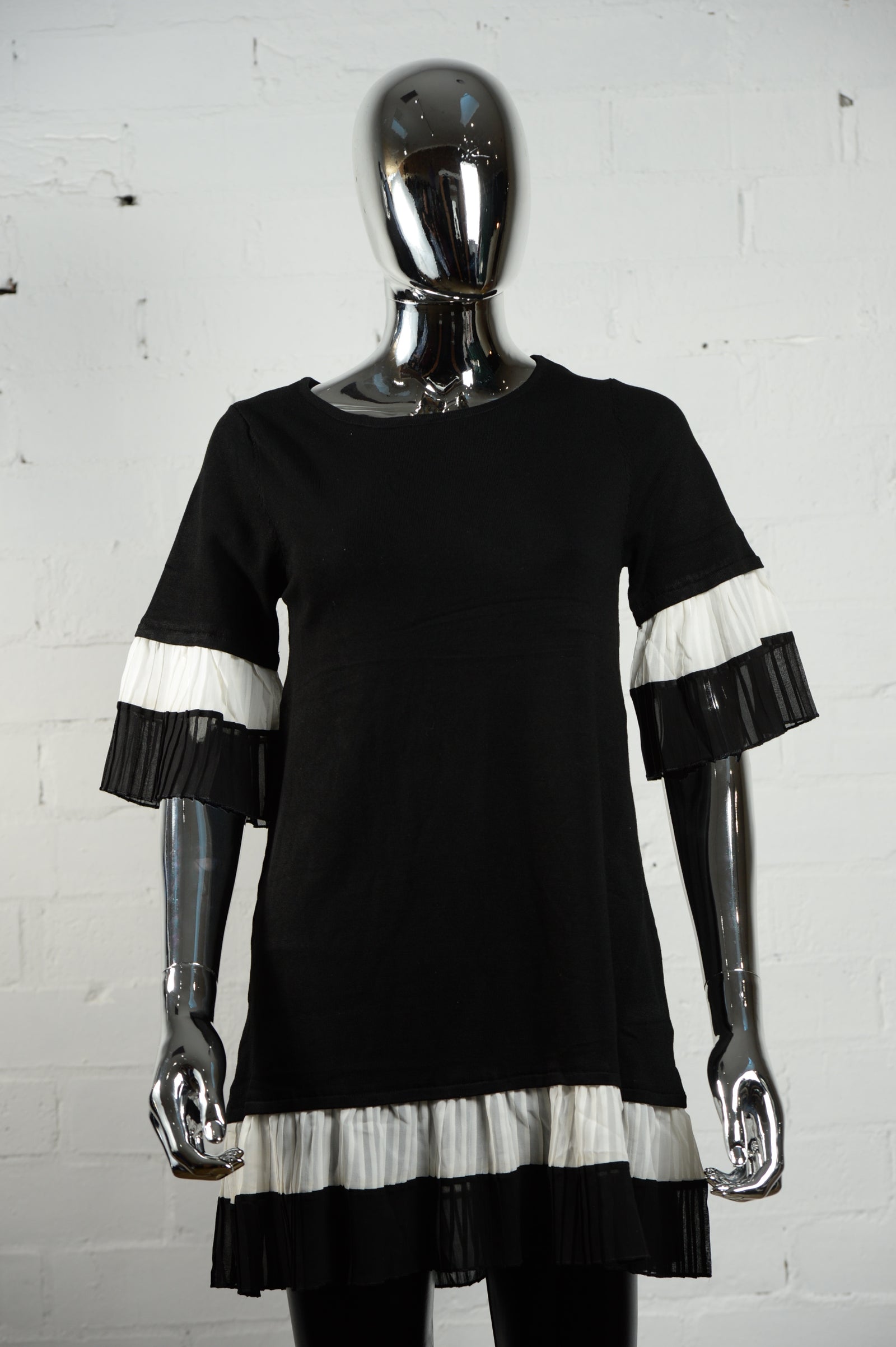 Knit Shift Dress with Chiffon pleated Sleeve