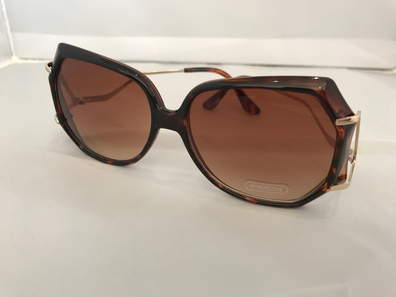 Sunglasses • Large Frames with Metal Arm